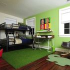Рабочий стол в детской с зеленым ковром и акцентной салатной стеной.