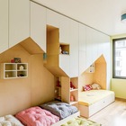 В нишах-домиках расположились детские кровати. Над кроватями размещены полочки имитирующие по форме окошки..