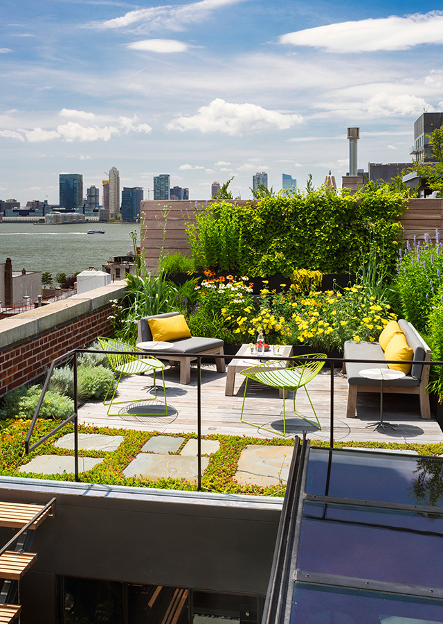 Зеленый садик на крыше квартиры с шикарным видом - прерогатива не каждой городской квартиры.