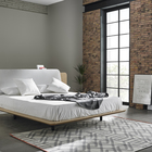 Минималистский дизайн кровати позволяет использовать ее в любом современном интерьере.