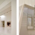 Галерея и лестница соединяющая разные уровни квартиры.