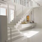 Лестница ведет в художественную галерею на втором уровне, а непосредственно за лестницей находится вторая крытая терраса.