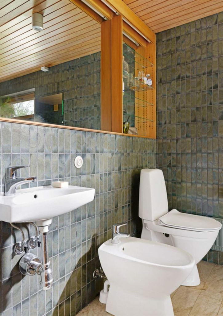 Как и в первой ванной минимум мебели, только встроенные полочки и огромное зеркало с подсветкой.
