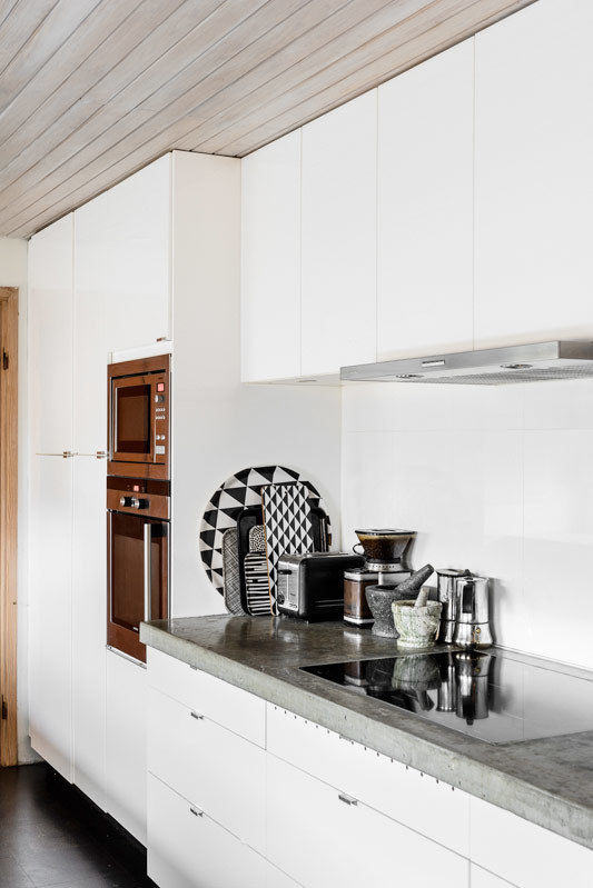 Нейтральная кухня из Ikea с белыми фасадами и бетонной столешницей.