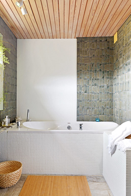 Вторая ванная комната украшена мхово-зеленой стеклянной плиткой заказанной специально для этой ванной комнаты.