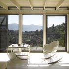 Мебель в доме, как и небольшие окошки под потолком между стропилами намекают на модернистские дома середины 20-го века служившие архитектору вдохновением.