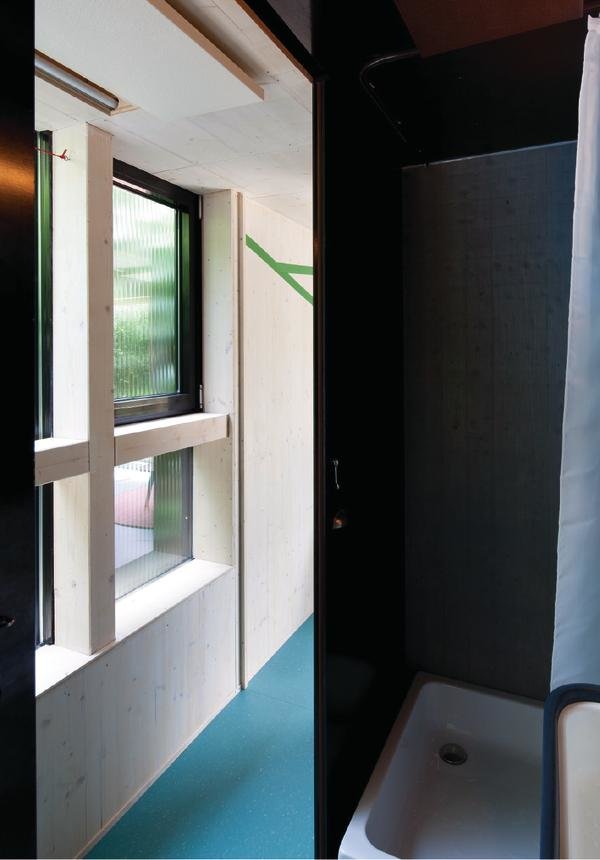 При необходимости душевой шкаф расширяется за счет коридора превращаясь в ванную комнату площадью 4 квадратных метра.. Специально для этого окна сделаны не прозрачными.