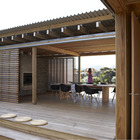 Сквозная крытая терраса может быть закрыта от солнца сдвижными деревянными решетчатыми экранами.