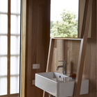 Дизайн ванной отделанной деревом гармонирует с интерьером всего дома.