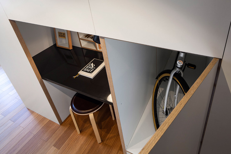 Очень своеобразная система хранения в номере позволяет спрятать велосипед взятый на прокат в гостинице