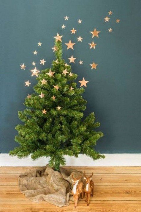 Немного золотистых звезд на елке и на стене украшают дерево, как и олени под ним.