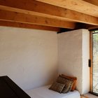 Деревянный потолок открытый, что достаточно характерно для модернистских домов середины 20-го века.