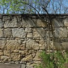 Стены дома выложены из крупных каменных блоков из местного карьера.