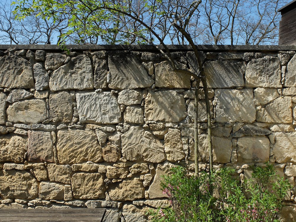 Стены дома выложены из крупных каменных блоков из местного карьера.