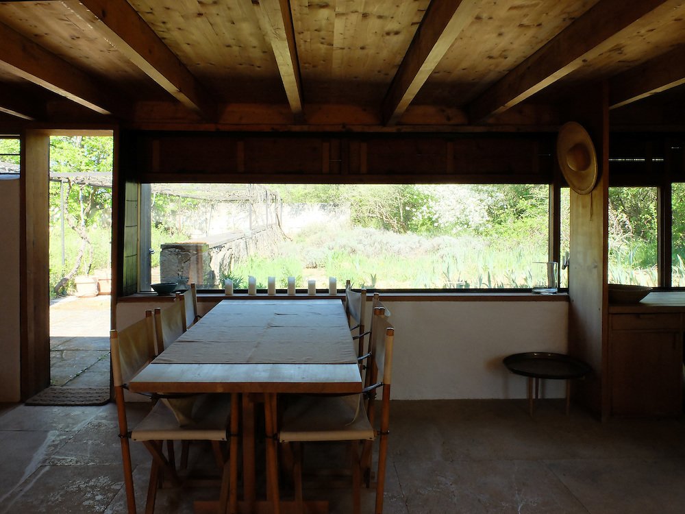 Столовая рядом с кухней. Обеденный стол расположен у окна, которое начинается от двери в столовой и занимает всю стену.