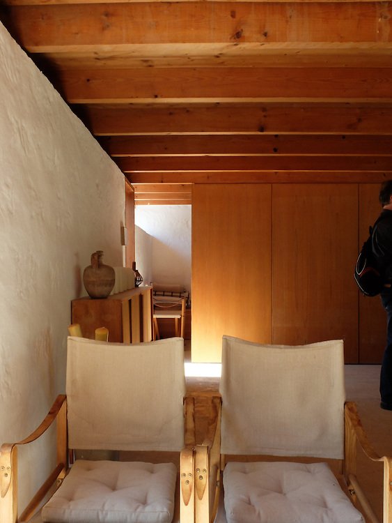 В дальней части дома находятся две спальни за сдвижными деревянными дверьми.