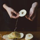 Немного фантазии и обычное яблоко нарезанное перпендикулярно ядру и нанизанное на нить превращается в праздничную гирлянду с кругами и звездочками.