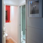 Санузел в квартире раздельный. В туалете хорошо заметна акцентная красная стена за унитазом с картиной в классической раме.