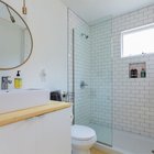 В ванной, как и в спальне, окно расположено высоко. Именно оно позволяет экономить электричество не включая свет в ванной днем.