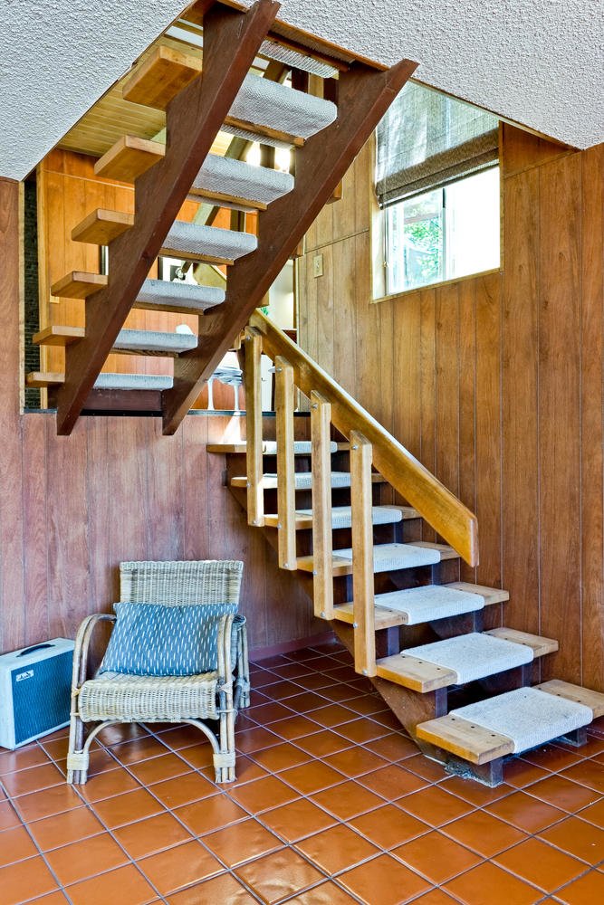 Легкая прозрачная деревянная лестница соединяет между собой три уровня дома.