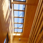 Лестница на второй этаж очень светлая благодаря окну в крыше и светлому дереву в отделке интерьера.