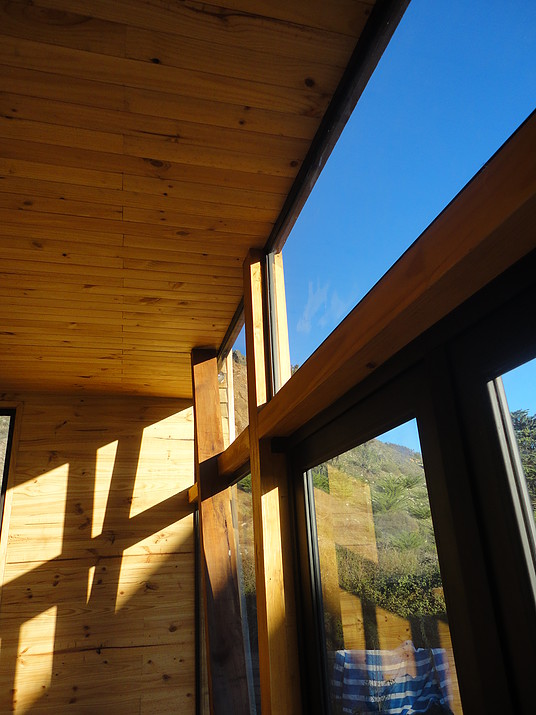 Большие окна украшают дома игрой света и тени.