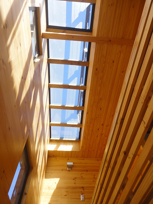 Лестница на второй этаж очень светлая благодаря окну в крыше и светлому дереву в отделке интерьера