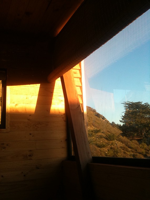 Вид из окна спальни на закате.