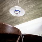 Классические светильники Луиса Поулсена отлично сочетаются с бетонным потолком.