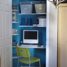 Домашний офис в стенном шкафу почти как отдельная комната.