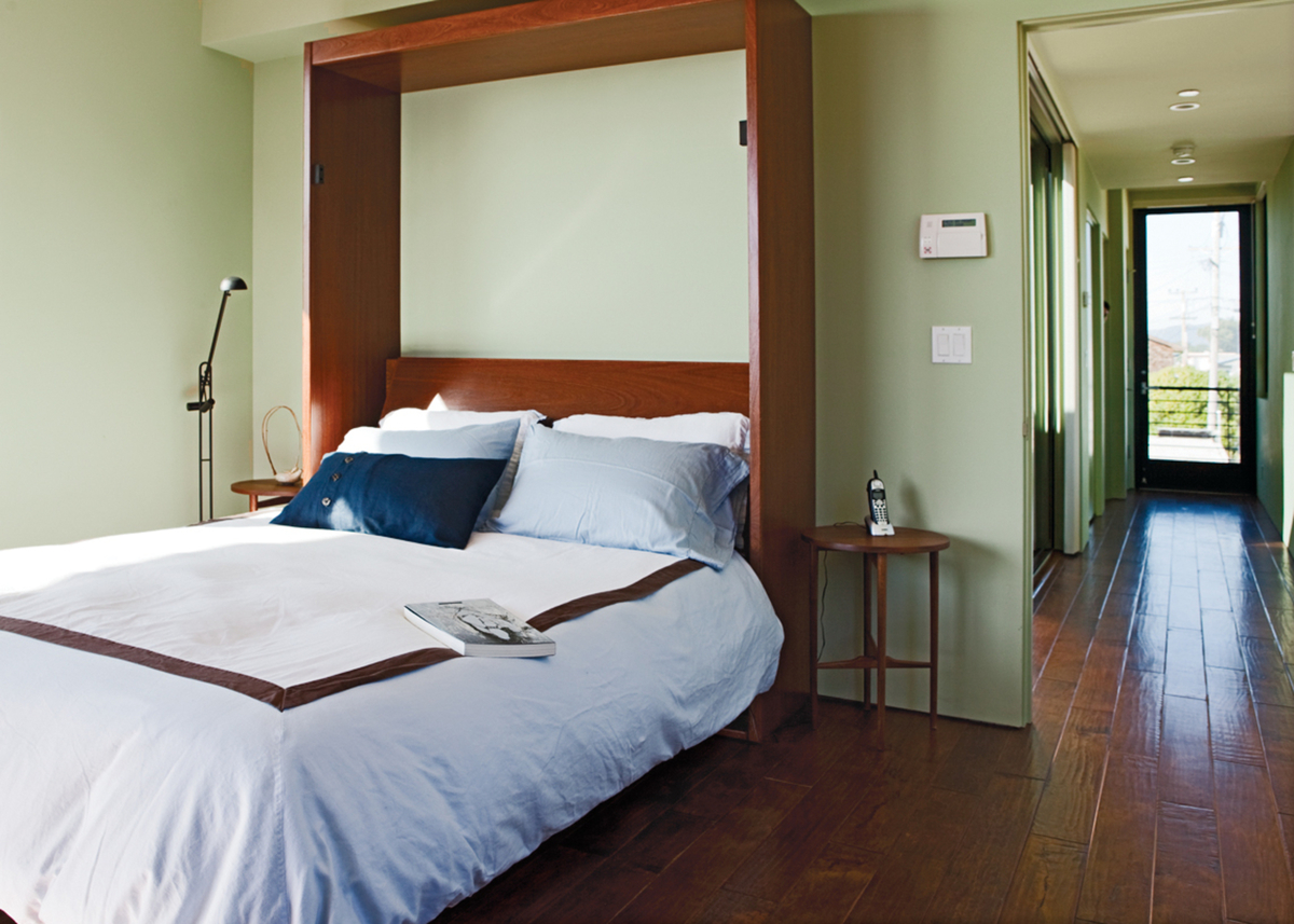 Откидная кровать позволяет освобождать место в доме, при необходимости.