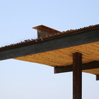 Стальная конструкция крыши веранд хорошо сочетается с природными материалами.