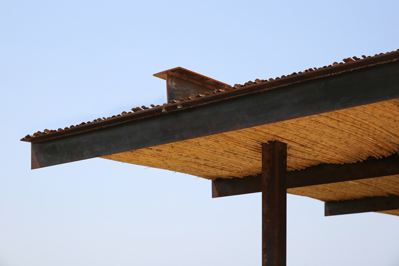 Стальная конструкция крыши веранд хорошо сочетается с природными материалами