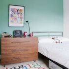 Простая детская спальня с интерьером в стиле 60-х.
