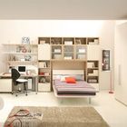 Современная подростковая детская комната в светлых тонах и мебелью в стиле минимализм.