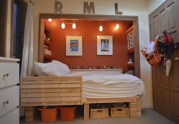 Детская спальня рационально использующая место с кроватью в нише и местом для хранения под кроватью