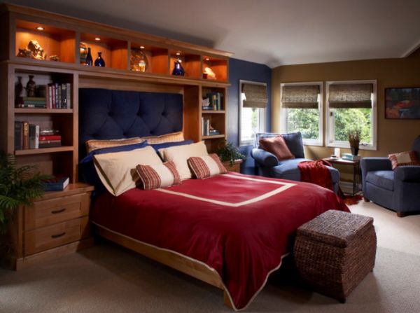 Традиционная детская спальня с красными и синими акцентами.