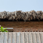 Крыша выполнена из пальмовых листьев.