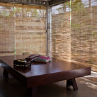 Опускаемые бамбуковые экраны могут защитить гостинную и столовую от дождя.