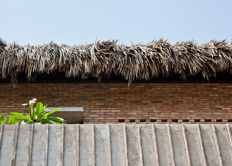 Крыша выполнена из пальмовых листьев