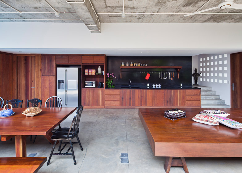Пространства кухни, столовой и гостинной образуют большое открытое пространство