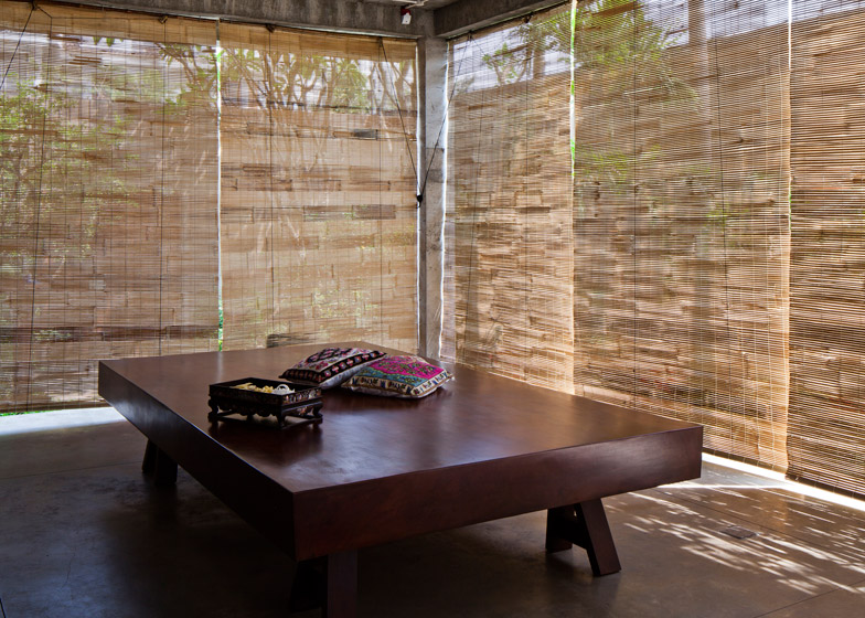 Опускаемые бамбуковые экраны могут защитить гостинную и столовую от дождя