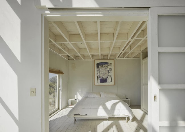 Спальня от гостинной отделена сдвижной дверью. Потолок не скрывает конструктивные элементы перекрытия