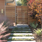 Элегантная калитка своим дизайном гармонирует как с деревянной оградой так и с обшивкой дома.