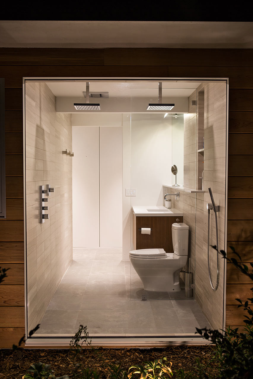 Ванная комната имеет целую застекленную стену, поэтому когда принимаешь душ может создаться впечатление что находишься на улице в саду