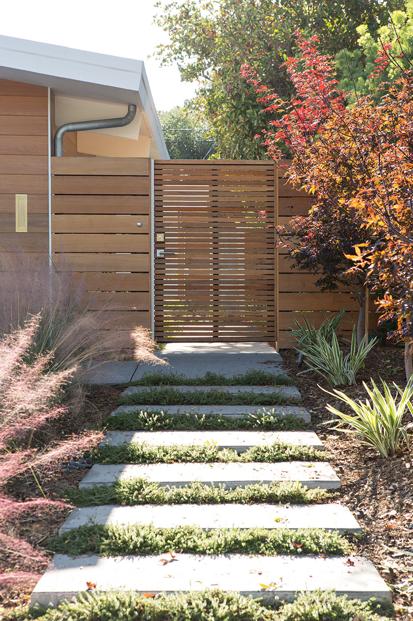 Элегантная калитка своим дизайном гармонирует как с деревянной оградой так и с обшивкой дома