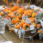 Маленькие тыквы в тарелке или на блюде с цветами и листьями украсят праздничный стол.
