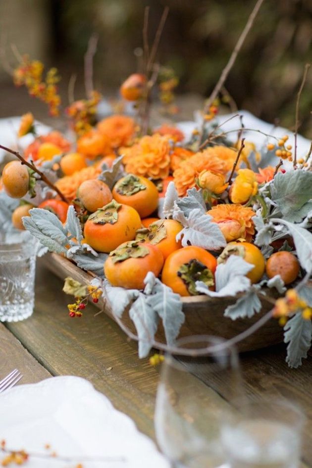 Маленькие тыквы в тарелке или на блюде с цветами и листьями украсят праздничный стол