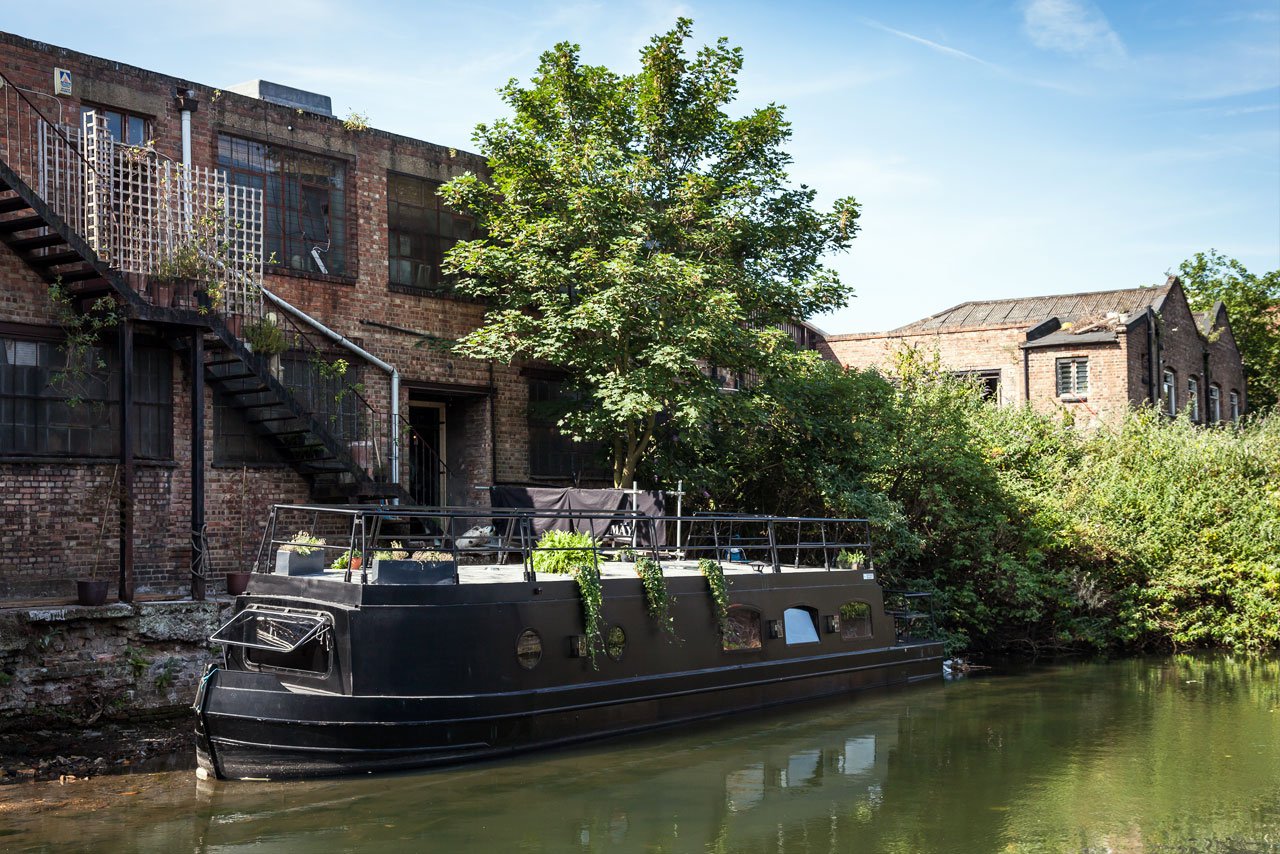 Жилая баржа органично смотрится пришвартованная в лондонском канале