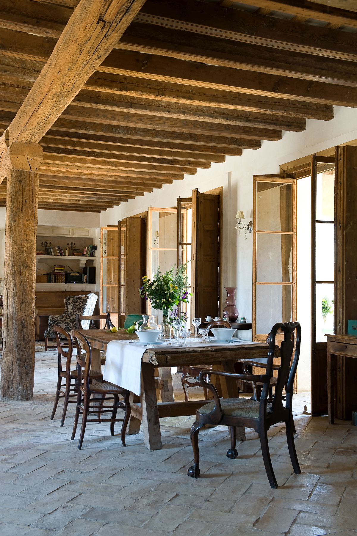 Салон с обеденным столов и французскими балкончиками